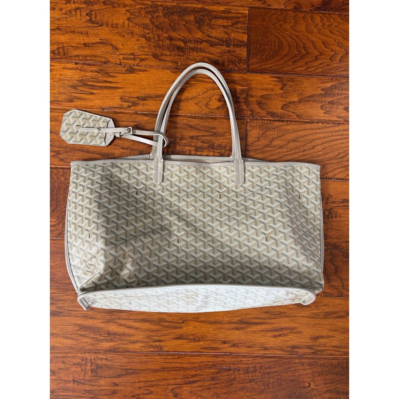coach バッグe05q-8k10 COACH E05Q 8K10 Coach Hobo Signature Purse | Depop