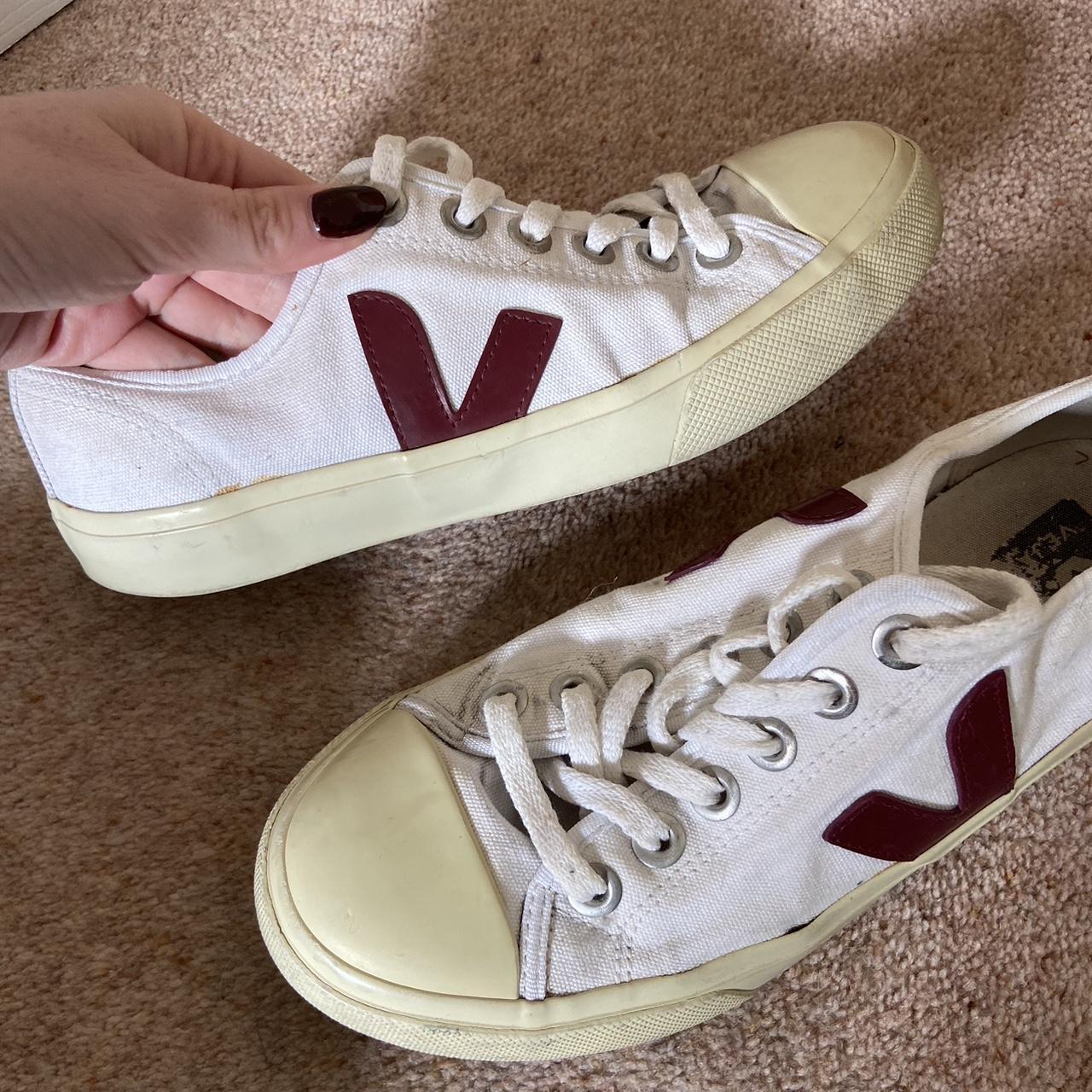 vejas black and white