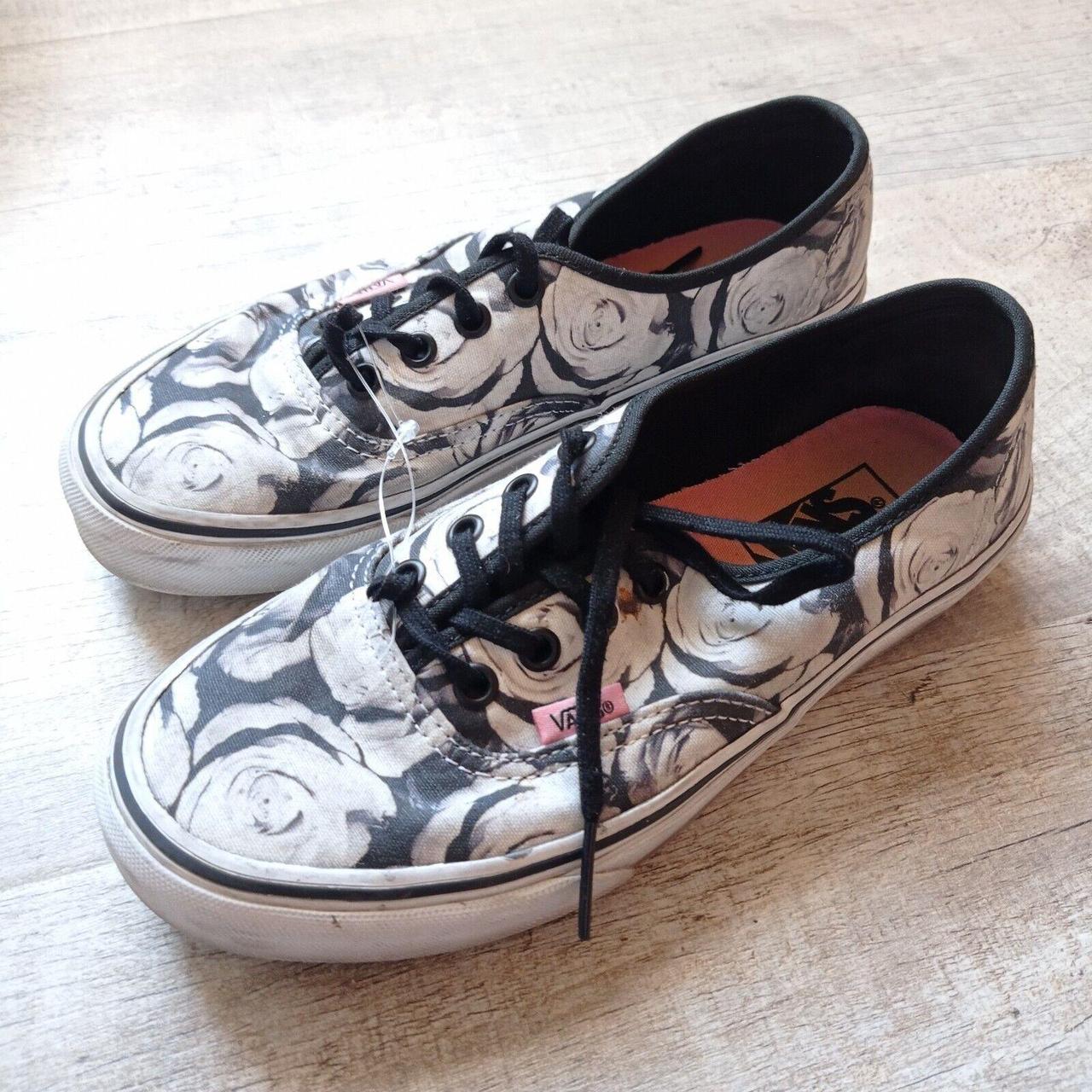 Black and white vans roses best sale