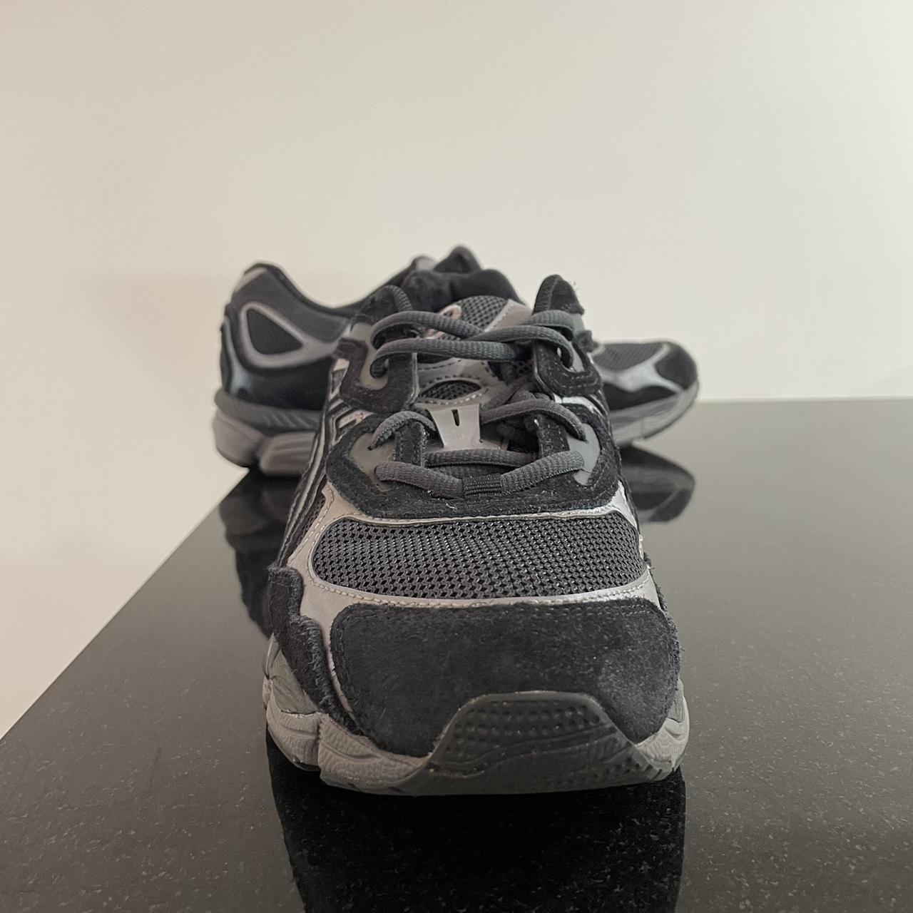 mens grey asics trainers