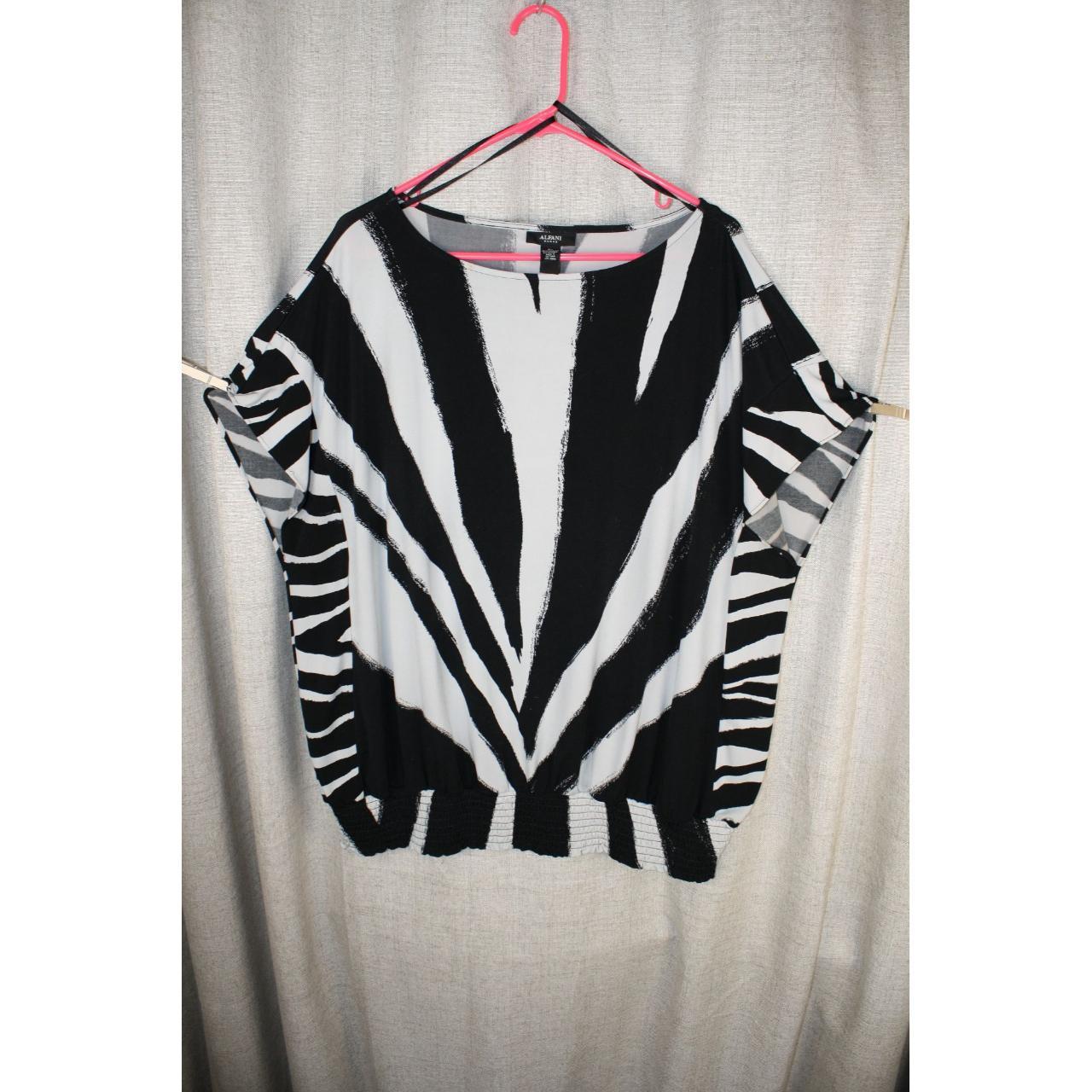 Womens Alfani top size 2 XL Black and White Size