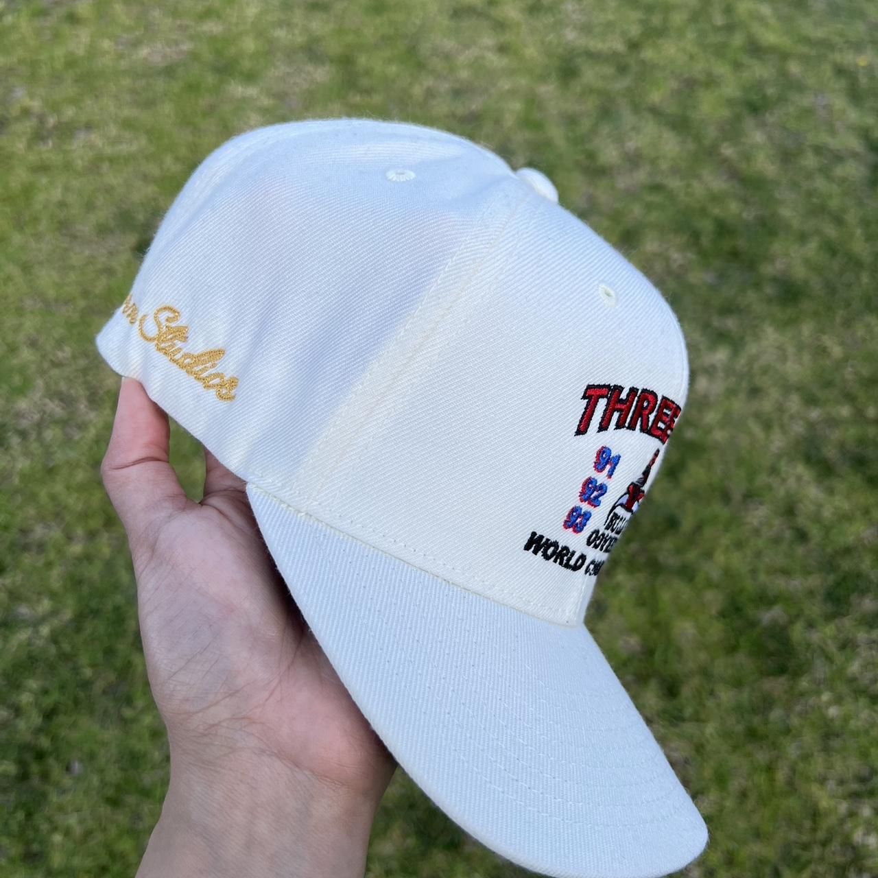 日本最大の 3-peat Bulls Chicago Studios Uniform Snapback Depop | 帽子