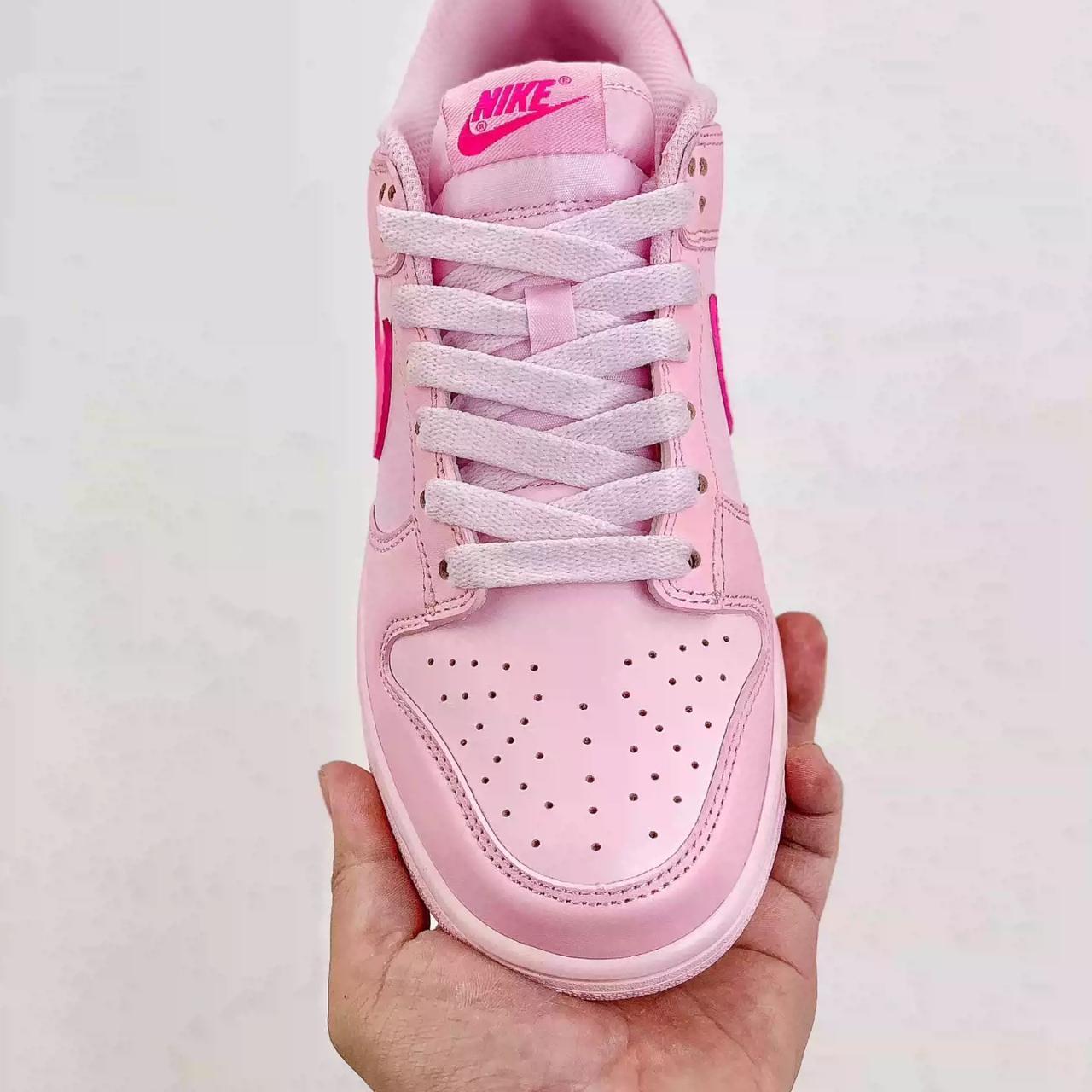 womens nike sneakers pink