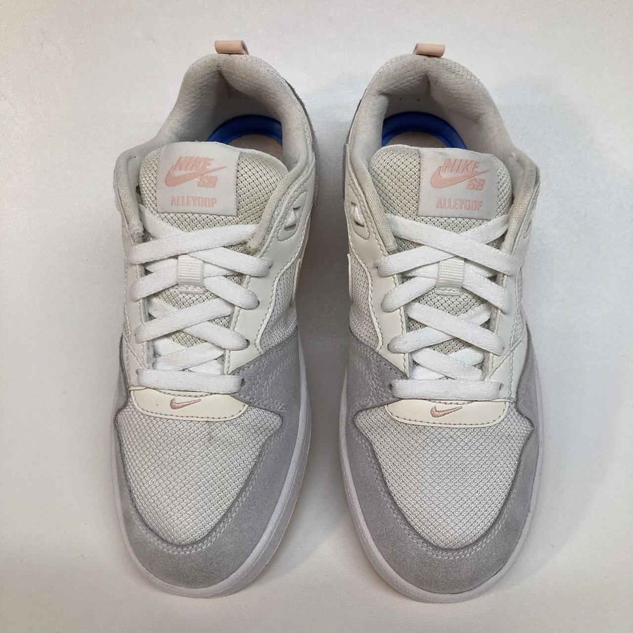 nike sb alleyoop trainers in white and pink