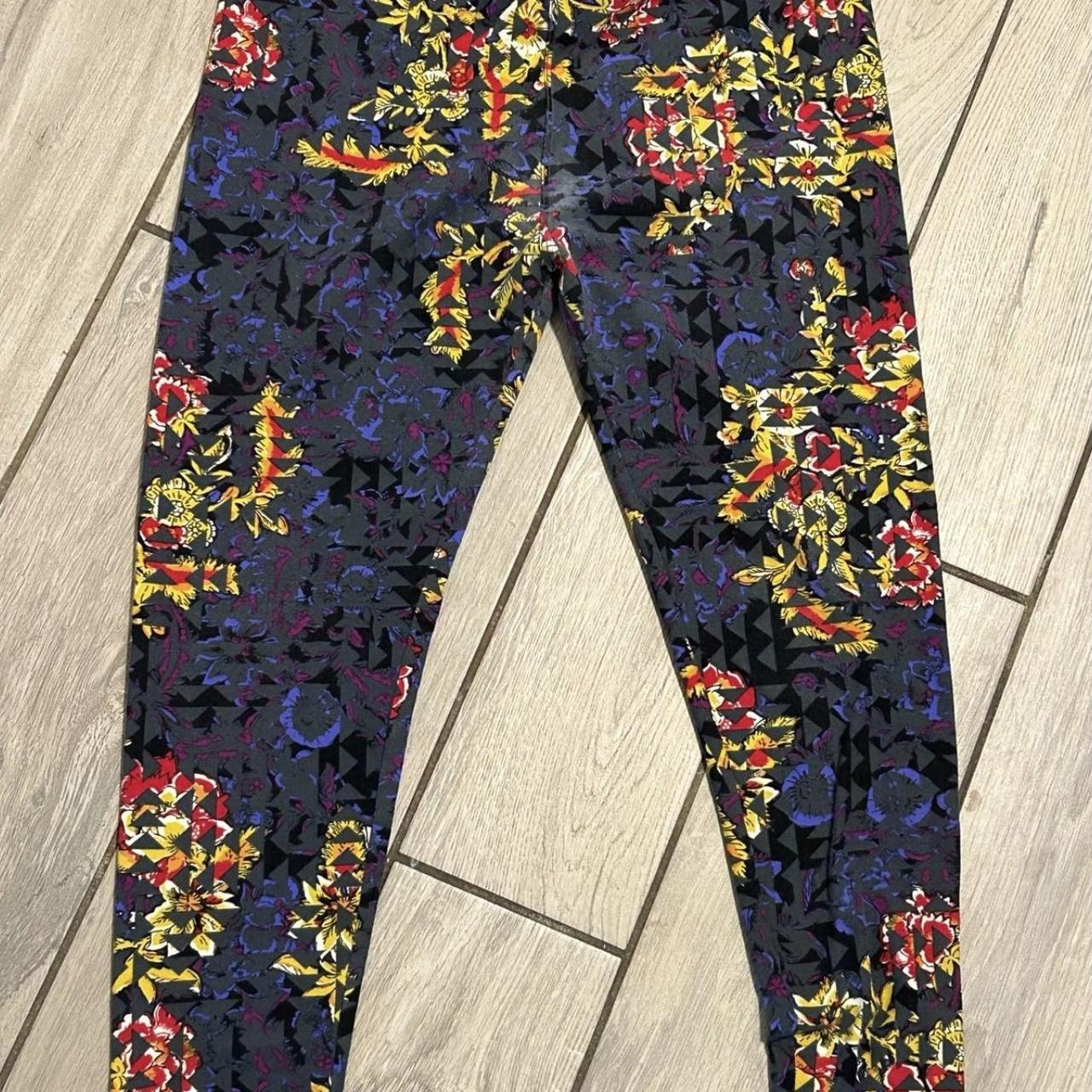 lularoe tall and curvy triangle pattern leggings, - Depop