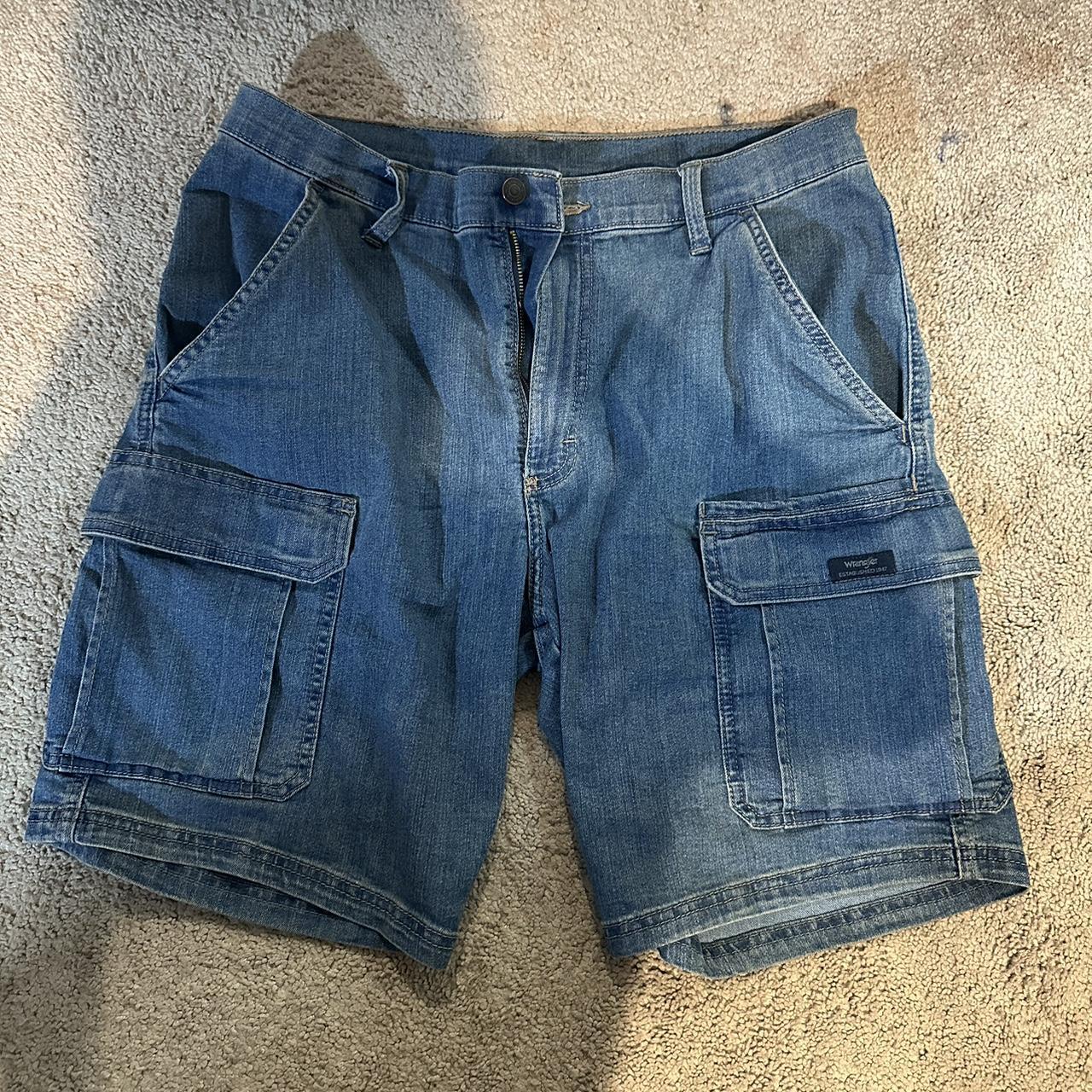 wrangler cargo jean shorts - Depop