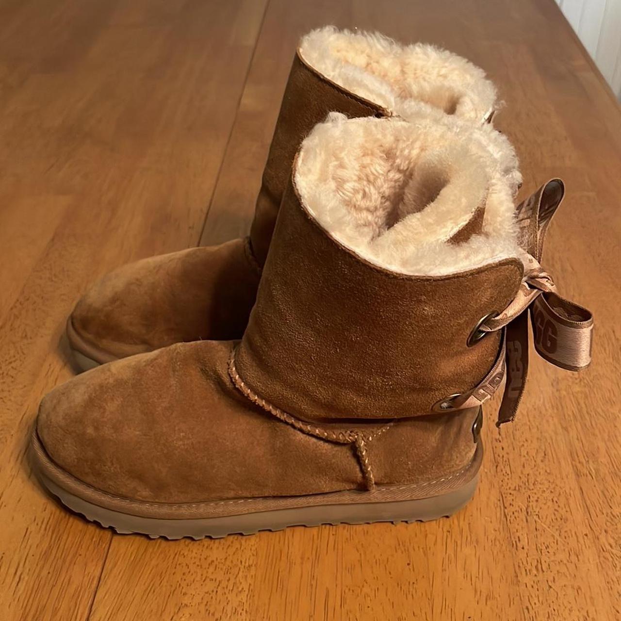 UGG CUSTOMIZABLE BAILEY BOW II SHORT chestnut. Depop