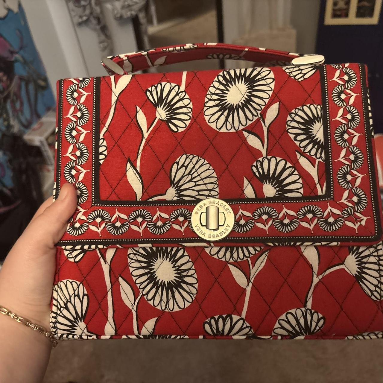 item listed by wybielikesbuttons