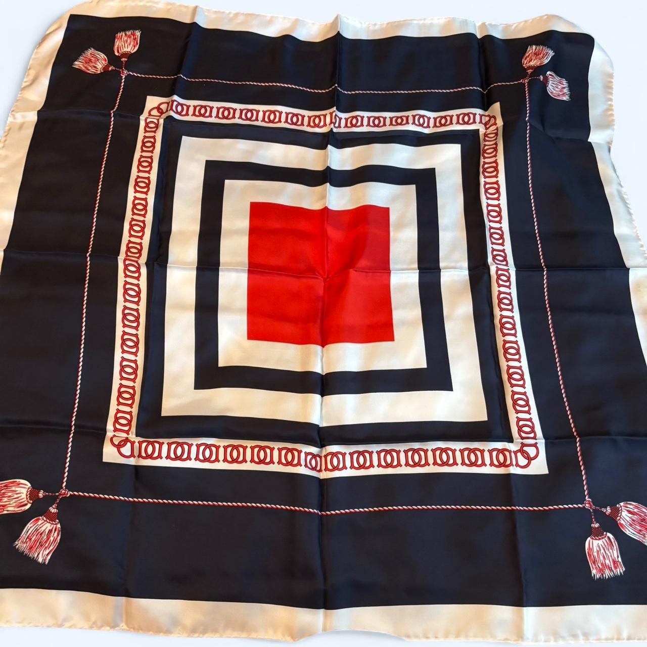 item listed by wybielikesbuttons
