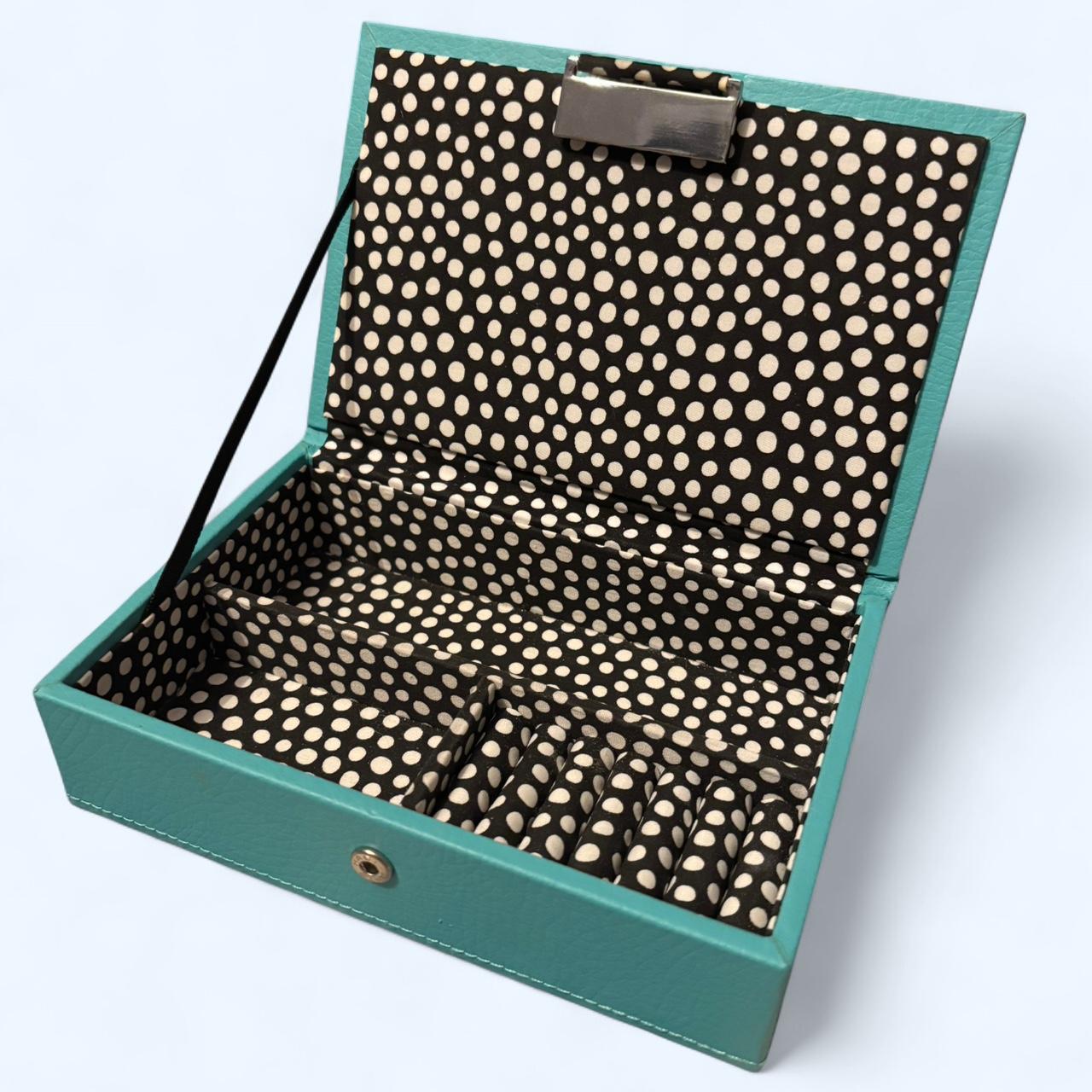 item listed by wybielikesbuttons