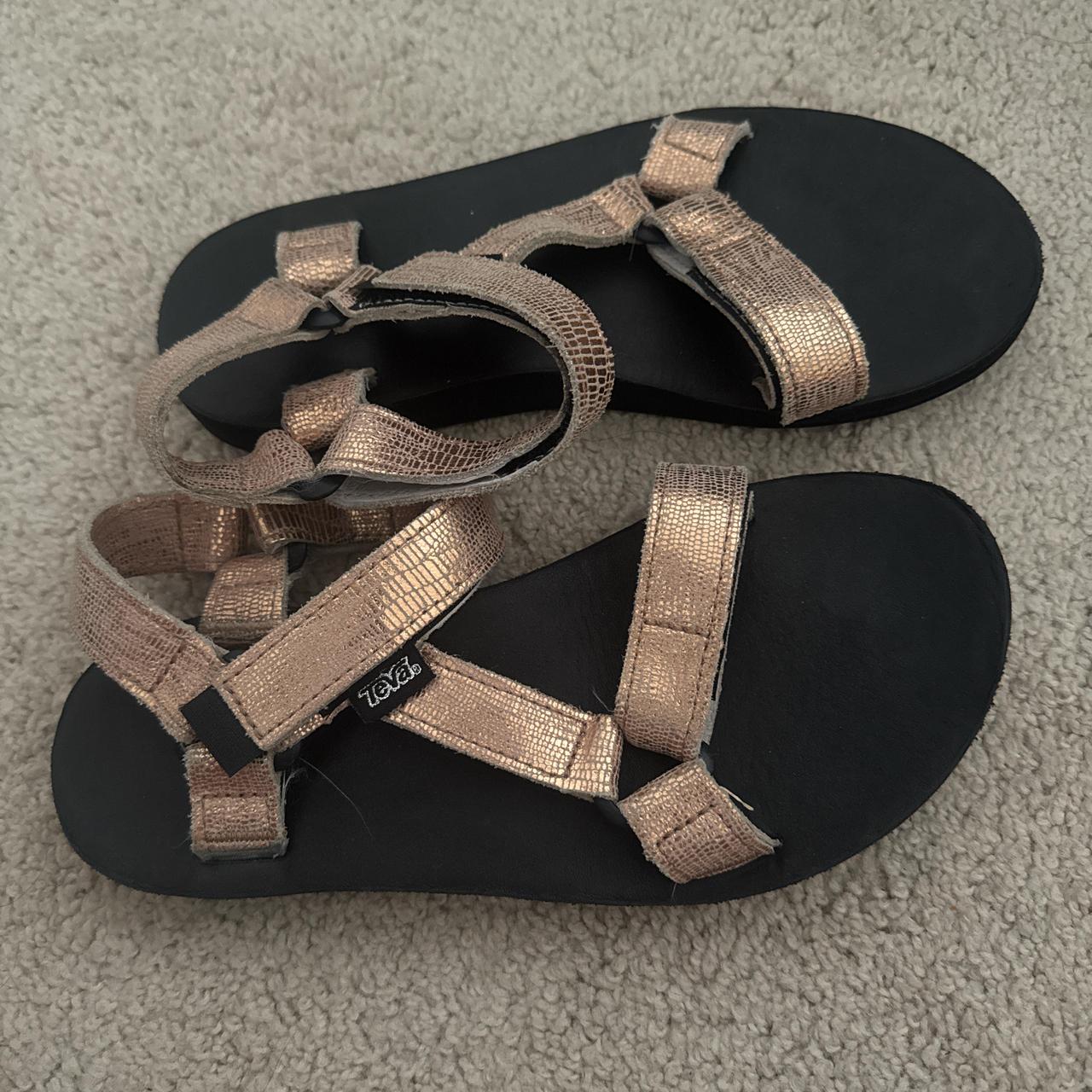 item listed by kellyhoo_