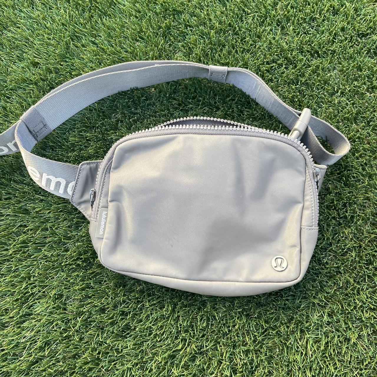 Deals lululemon belt bag 2l - Silver