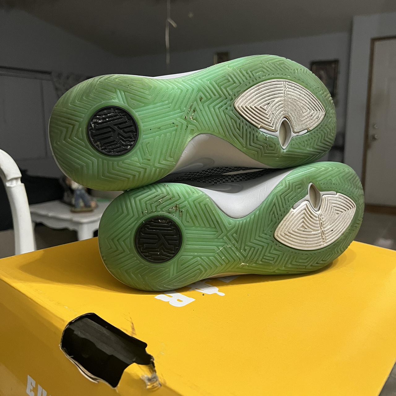 ナイキ メンズ Nike Kyrie2 Green Glow カイリー２27cm Nike Kyrie Flytrap 2 'Green Glow' A04438-003 Size | Depop