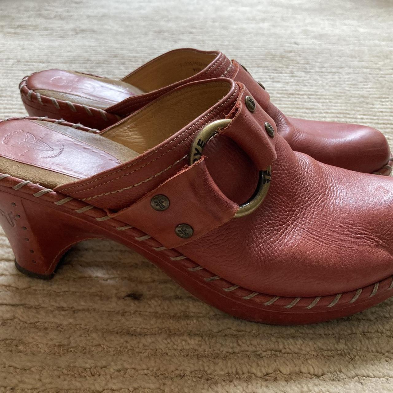 frye clogs