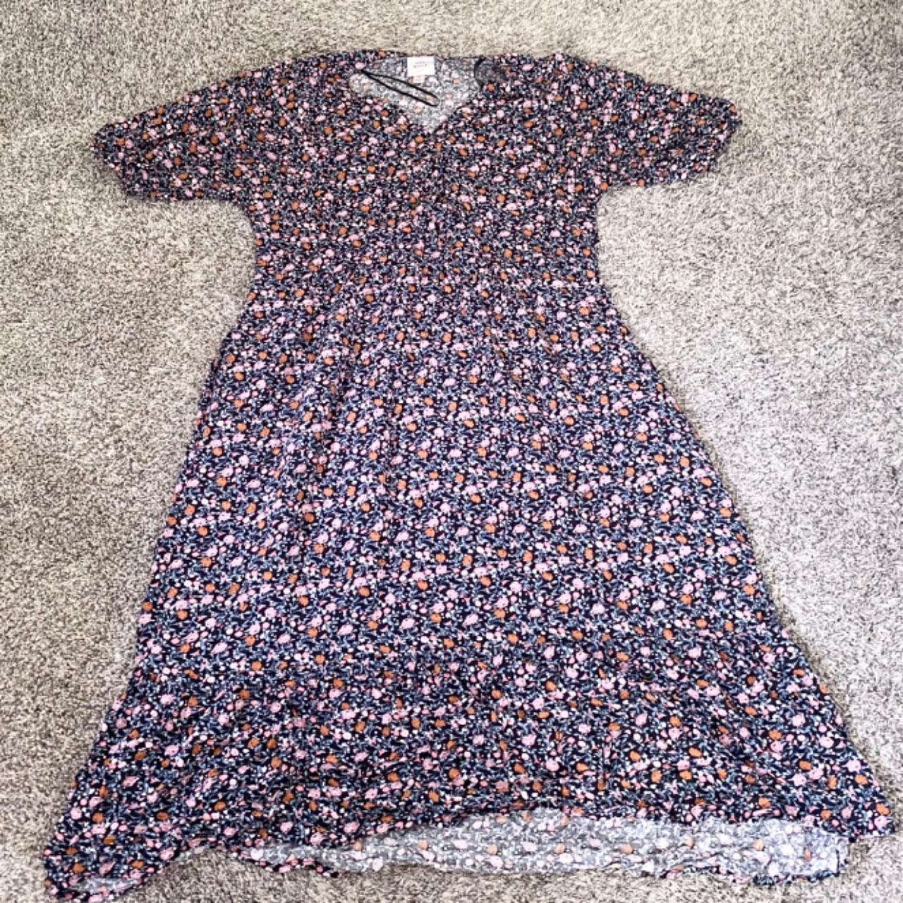 Knox Rose Flower Half Sleeve Dress - slight puff... - Depop