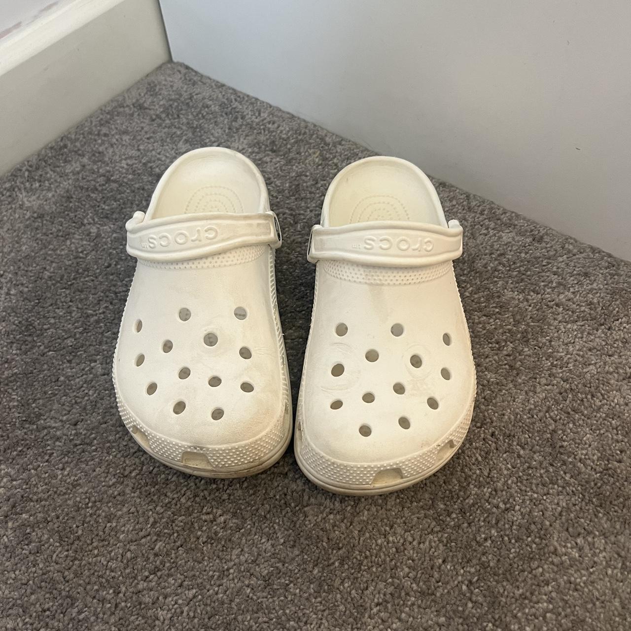 Size 4 white crocs online