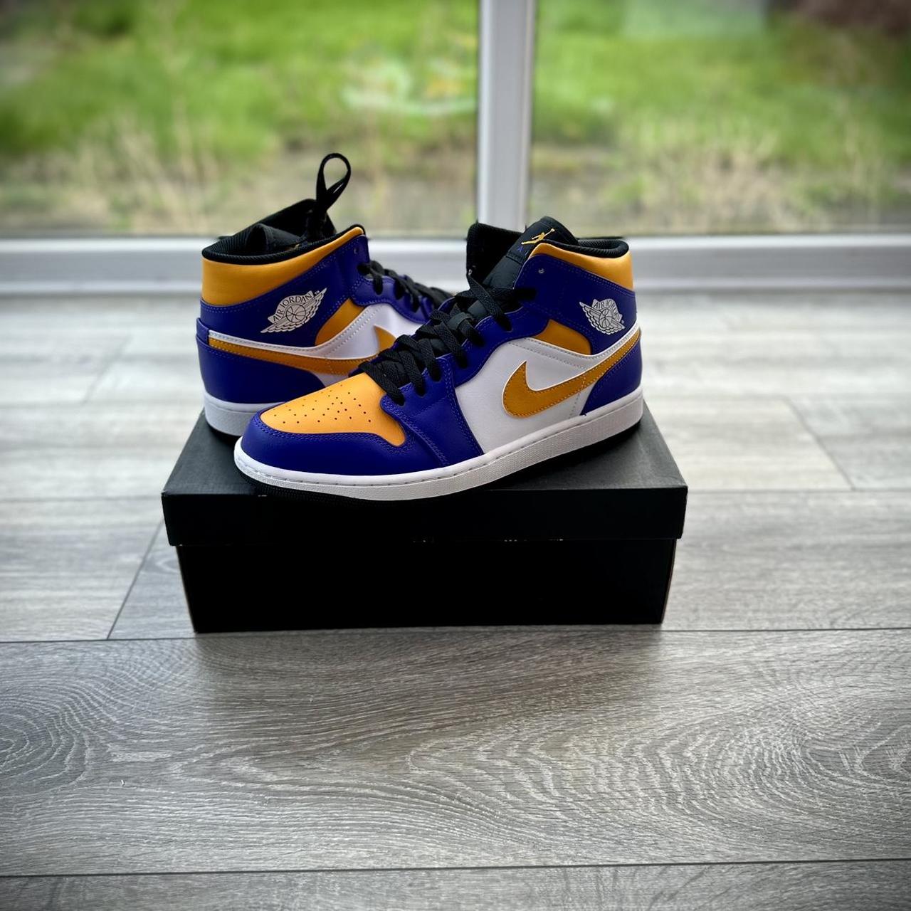 Air jordan shops 1 mid se lakers