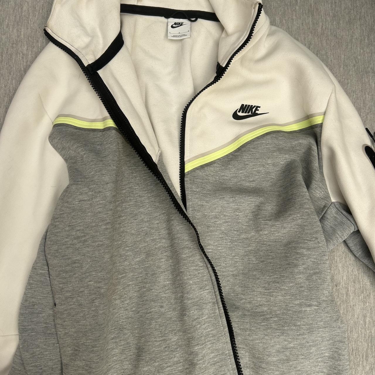 Nike offers Tech jacket only !