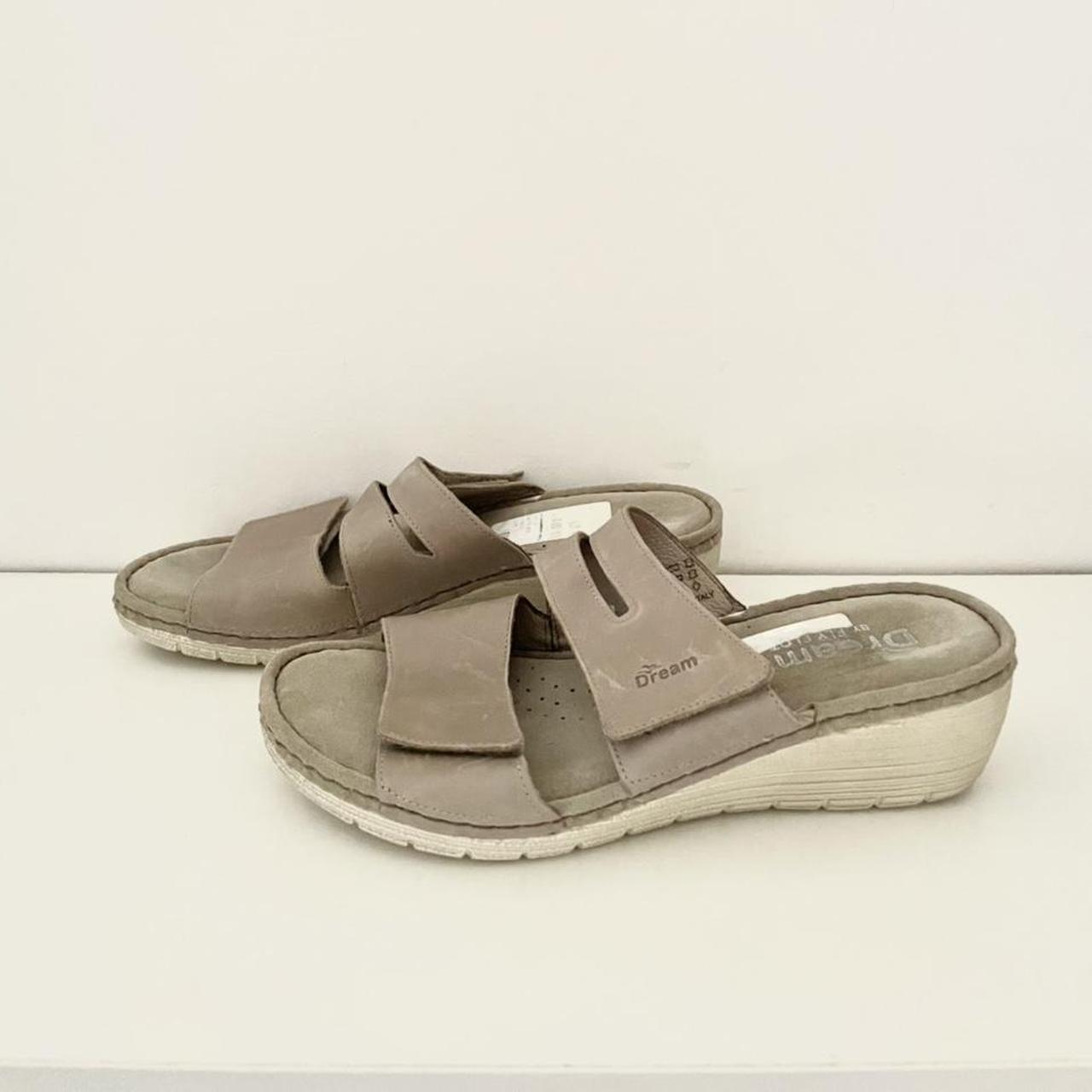 Pavers Shoes beige sandals with Velcro straps Never