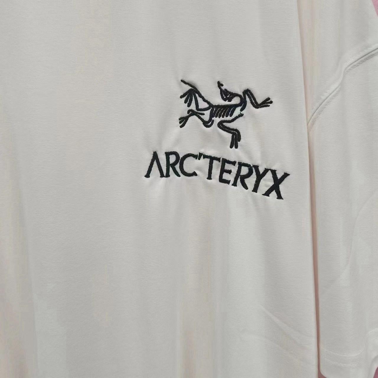 Arc'teryx White T-Shirt Size: M Medium / Shoulder | Depop
