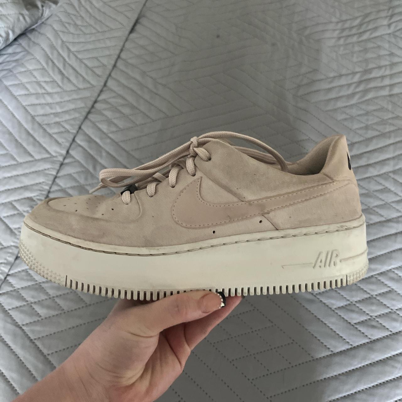 Size 8.5, barley worn - Depop