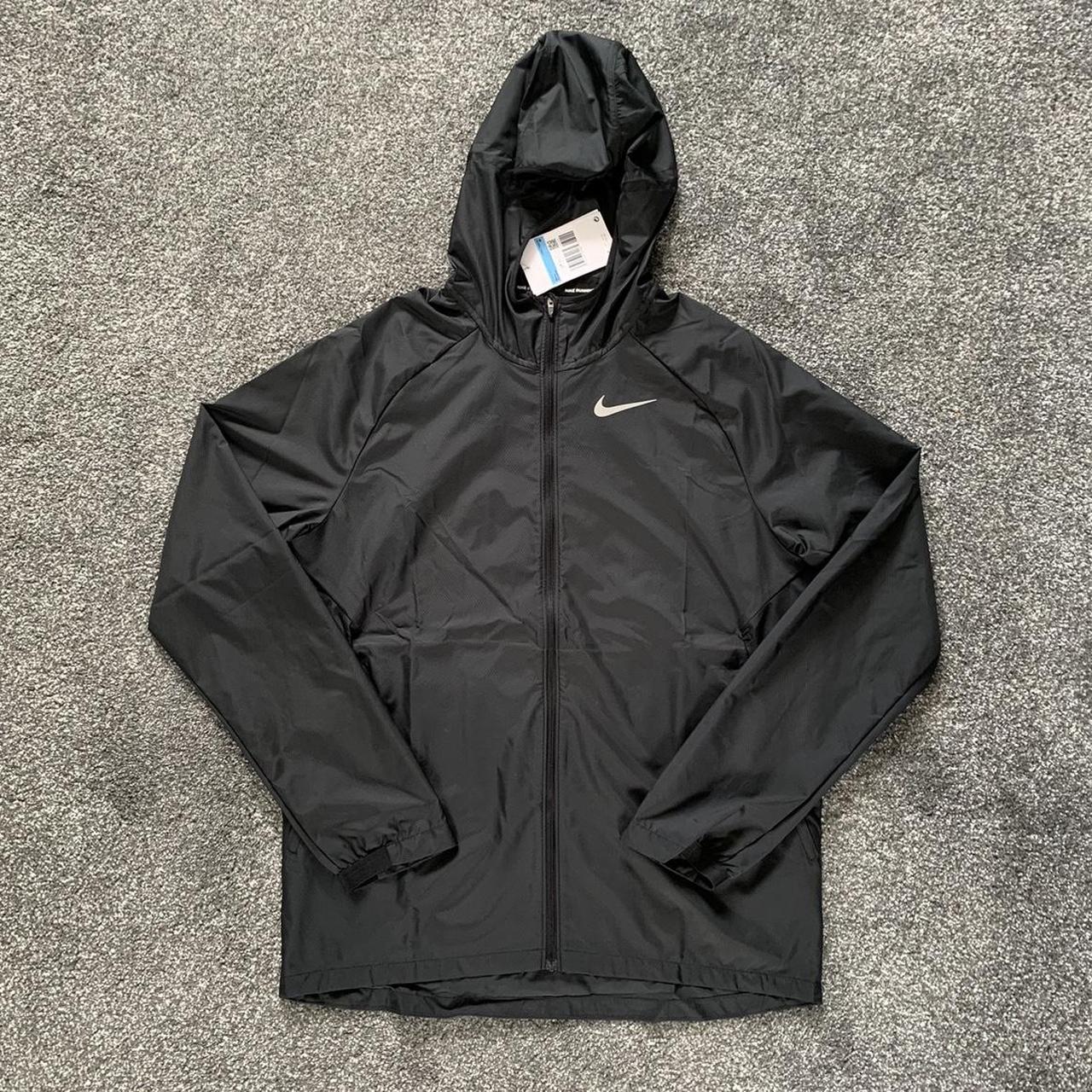 nike running essentials jacket in black
