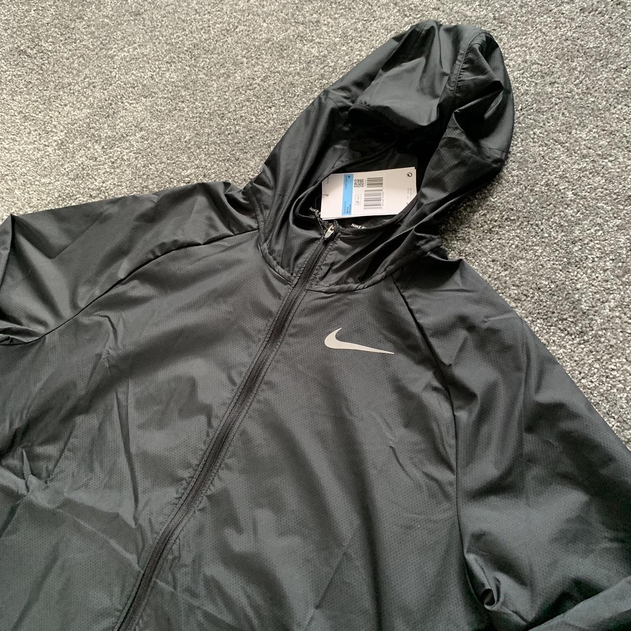 nike running essentials jacket in black