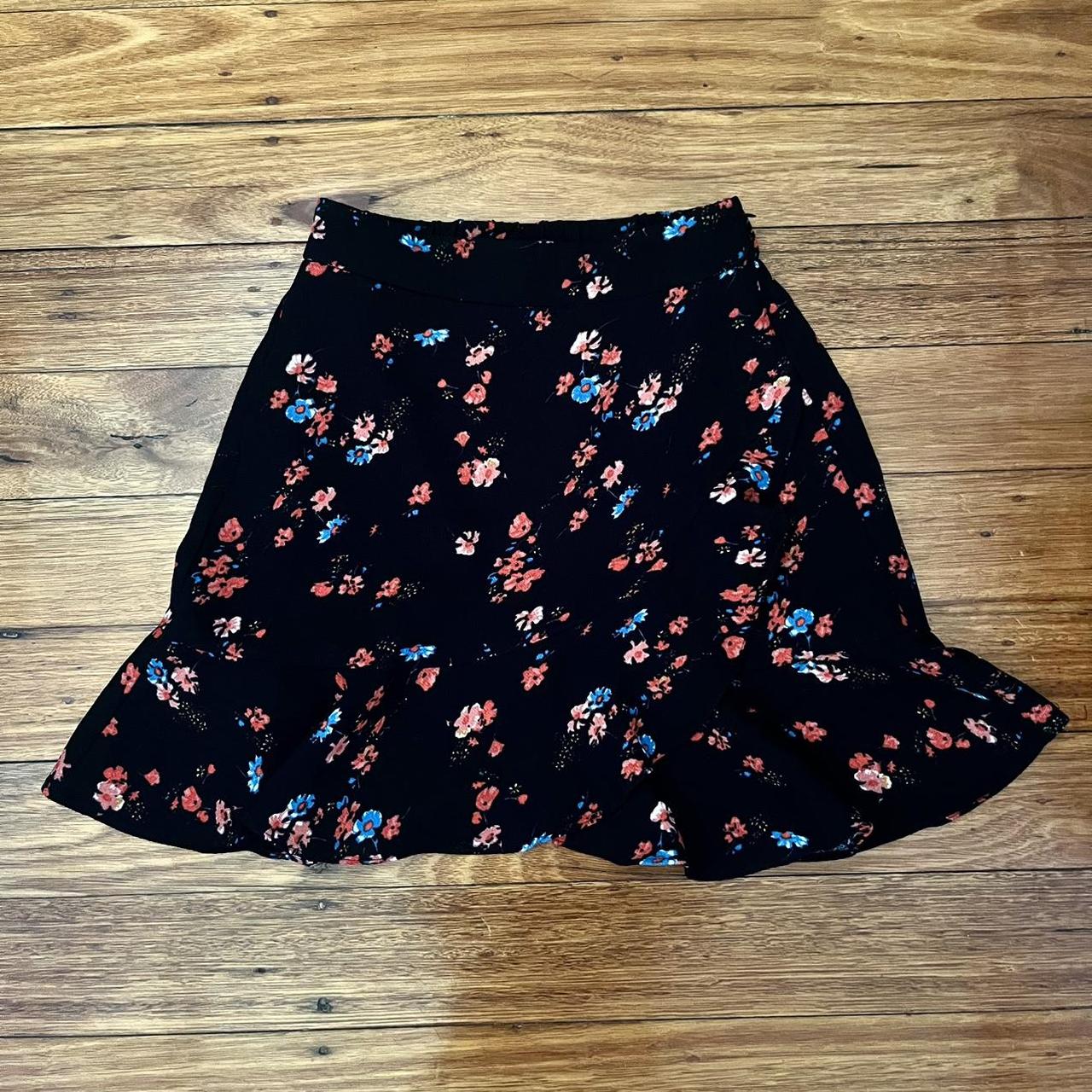 DOTTI floral skirt 🖤 -size 6 shown on a size 10... - Depop