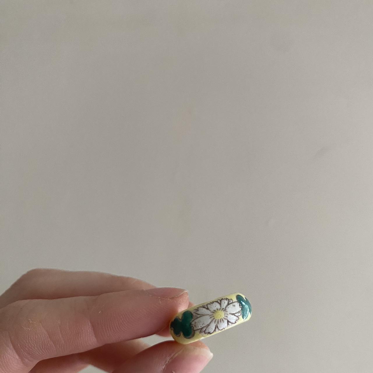 Little vintage daisy ring. Size 4 - Depop