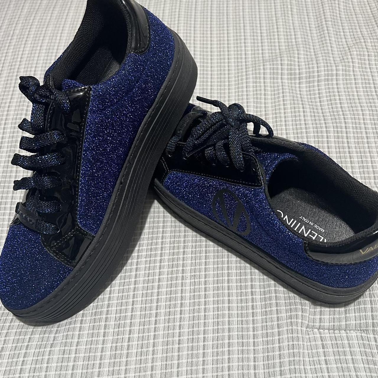 スタディベア　VALENTINO Valentino Garavani - Rockstud Frayed Denim Studded Medium Bag