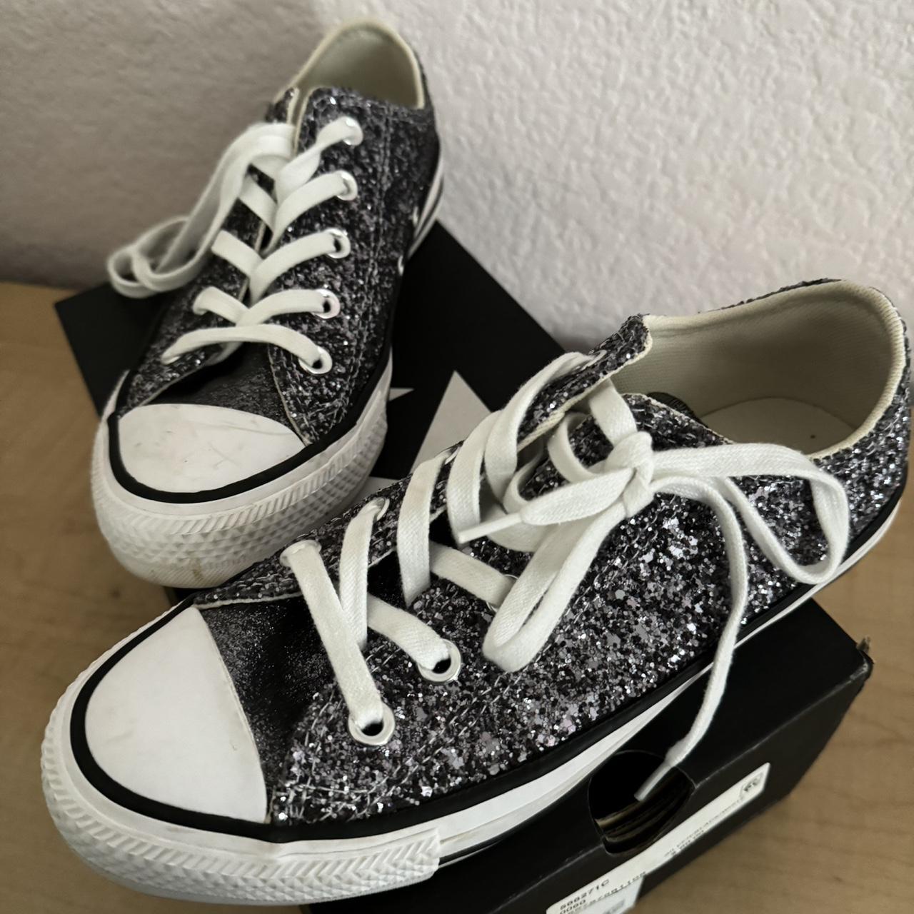 Slightly used women s converse shoes Depop