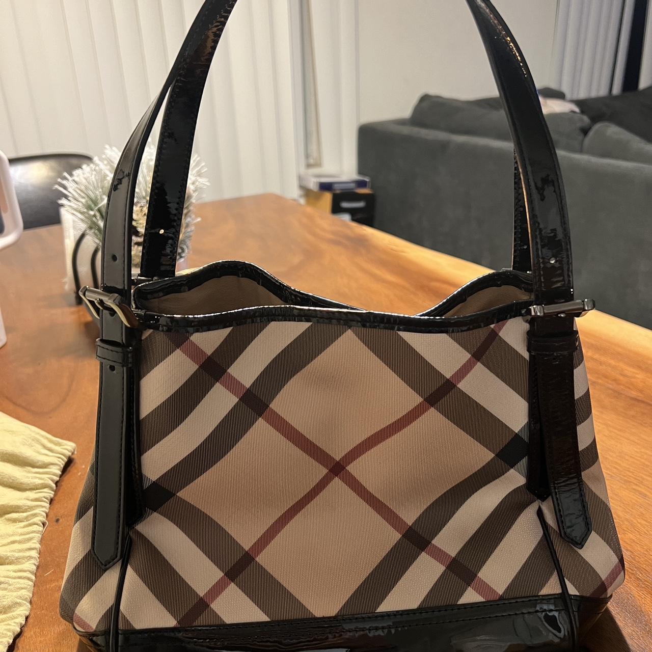 AUTHENTIC BURBERRY PURSE LIKE NEW Hardly ever used