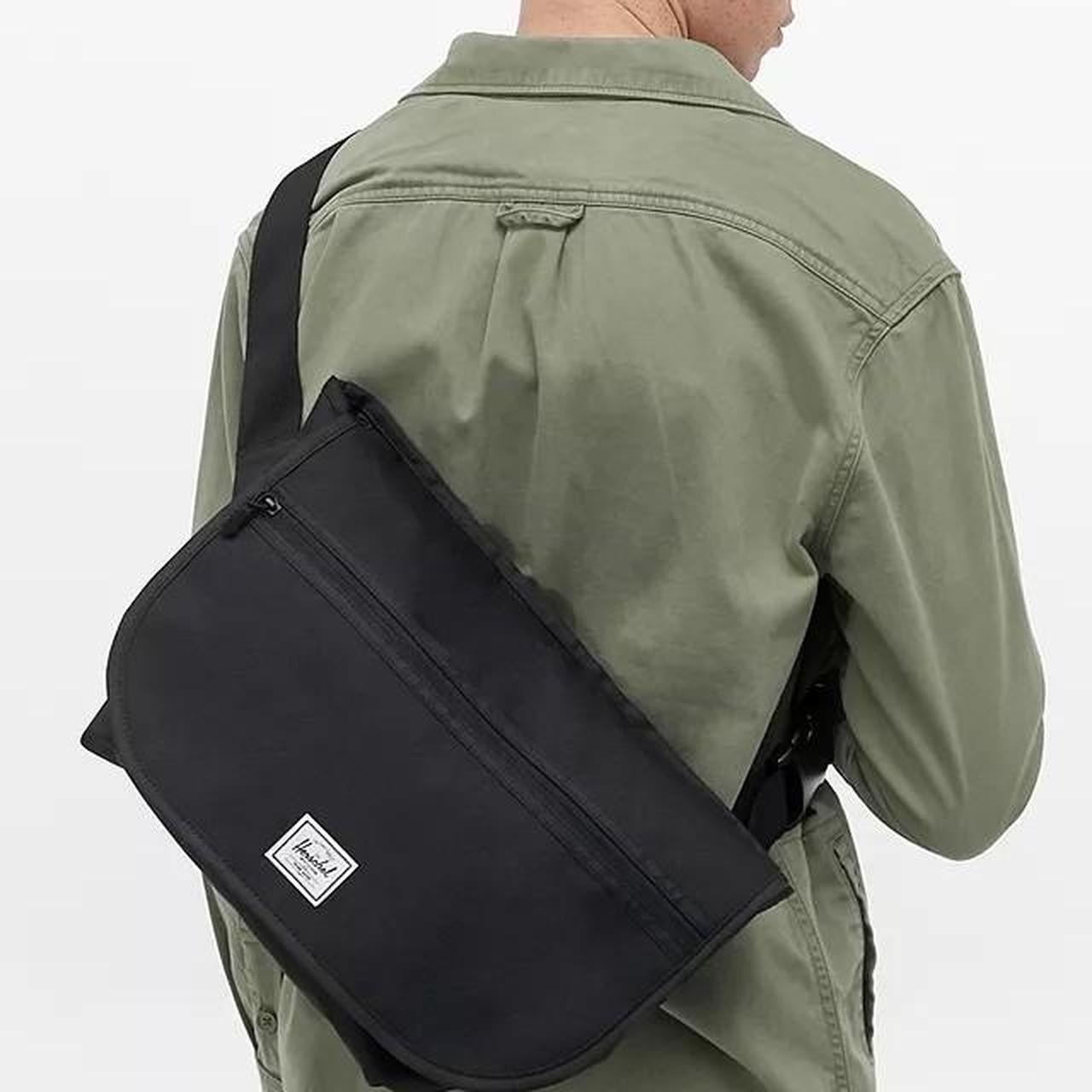 Hershell grade mid size mess3nger Perfect Depop