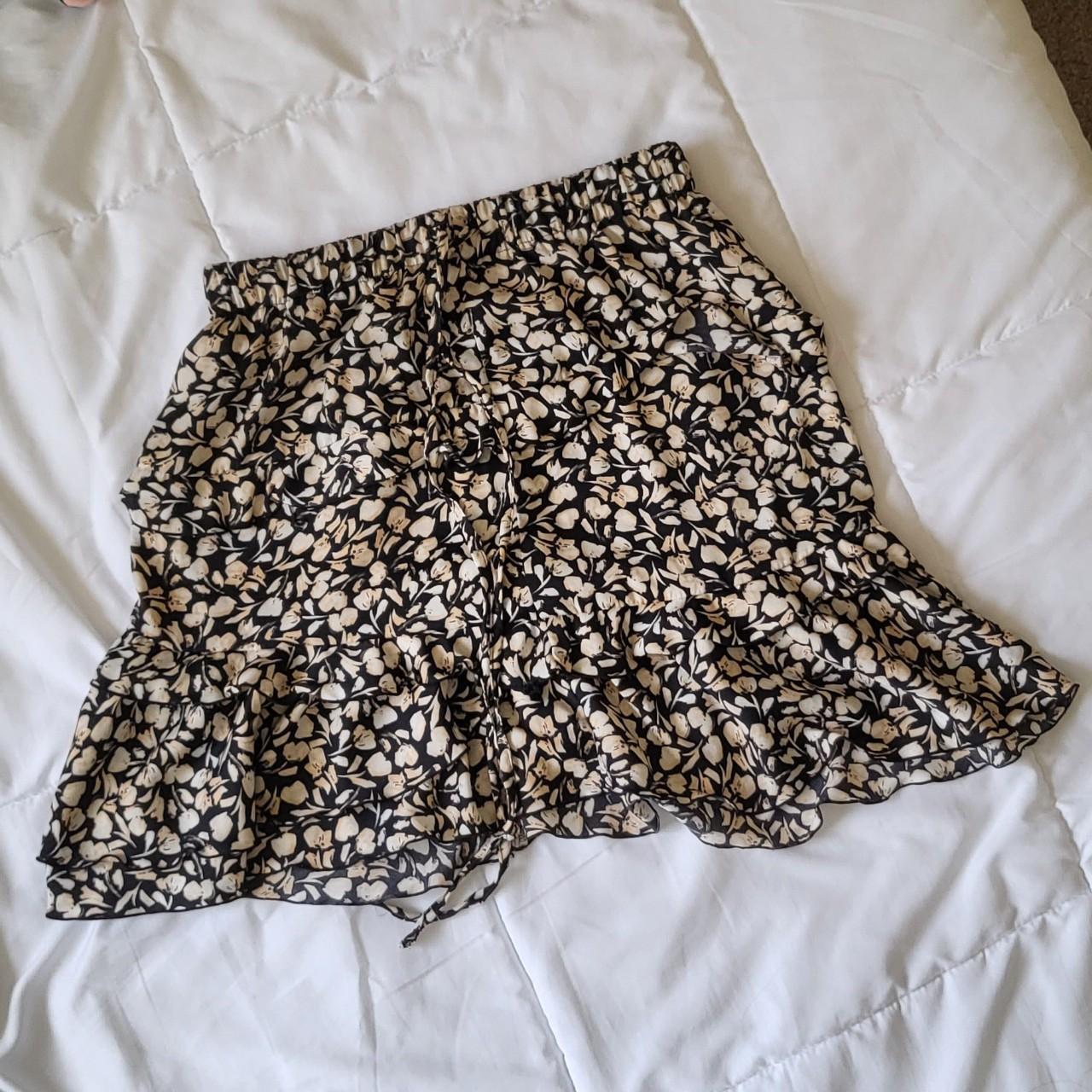 Cute Who What Wear skirt! Never worn. It has ruffles... - Depop