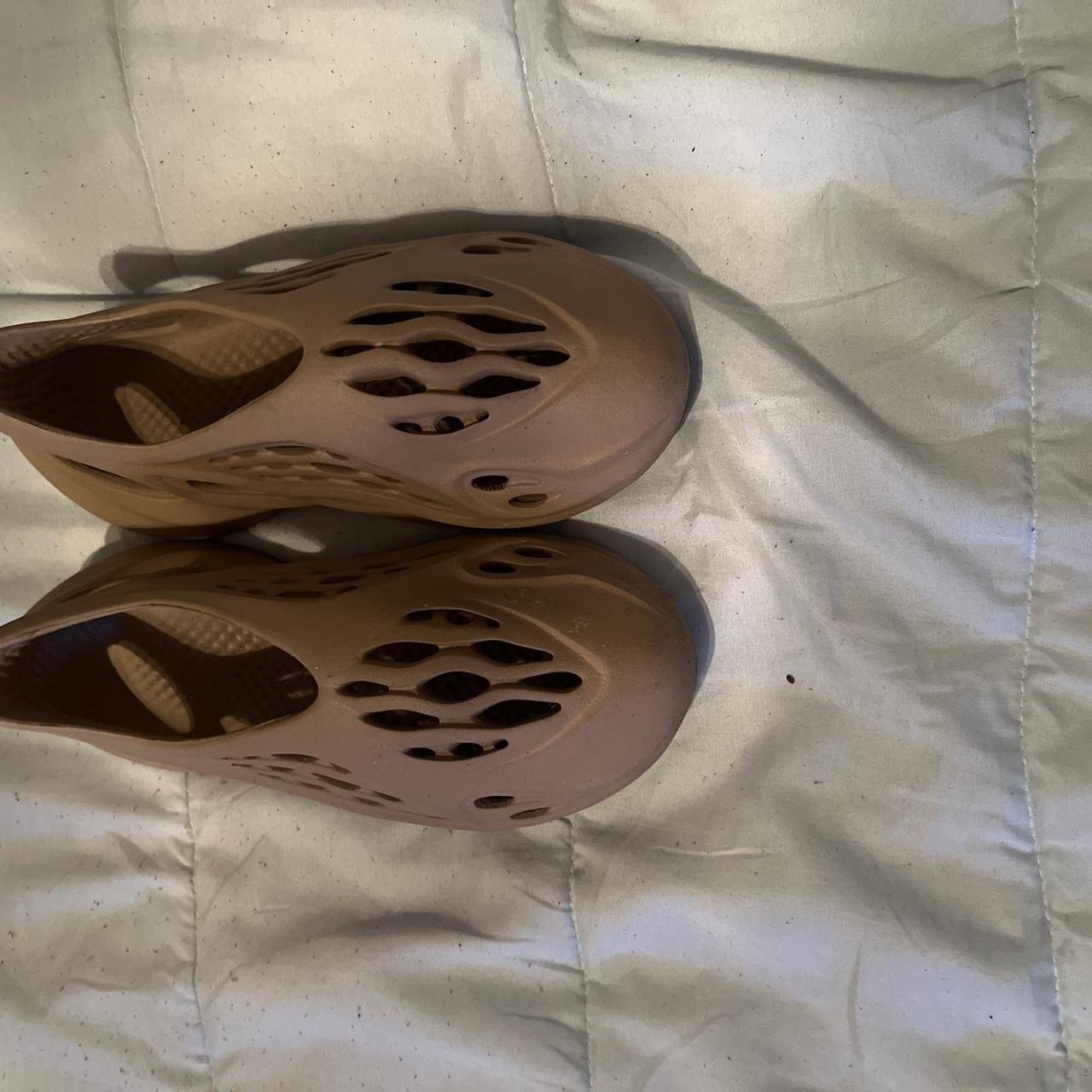 foam runner ochre outfit