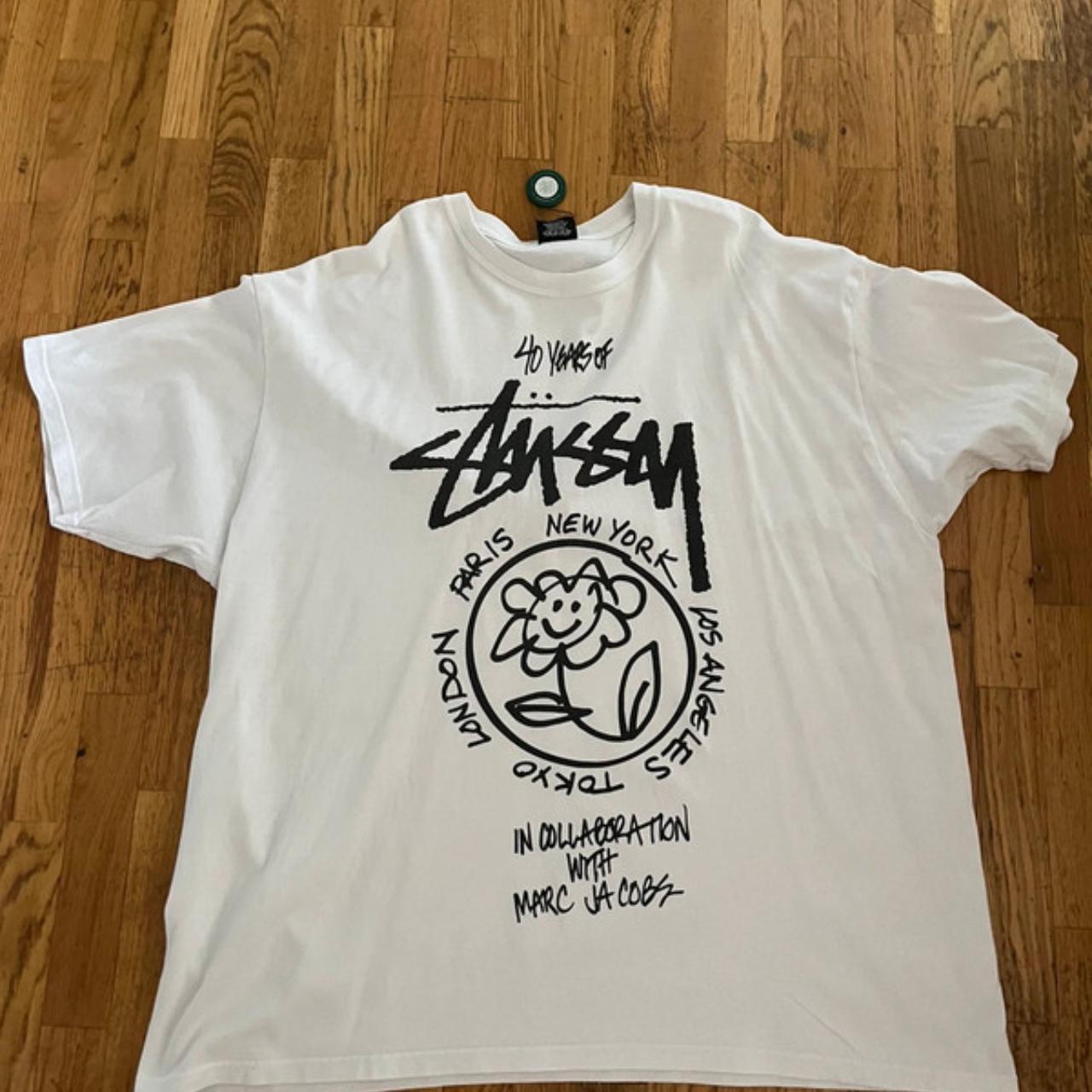 ★関税込★STUSSY★Stussy x Marc Jacobs 40 WT T-Shirt★ Stussy x Marc Jacobs 40 Anniversary Crossover Classic Short