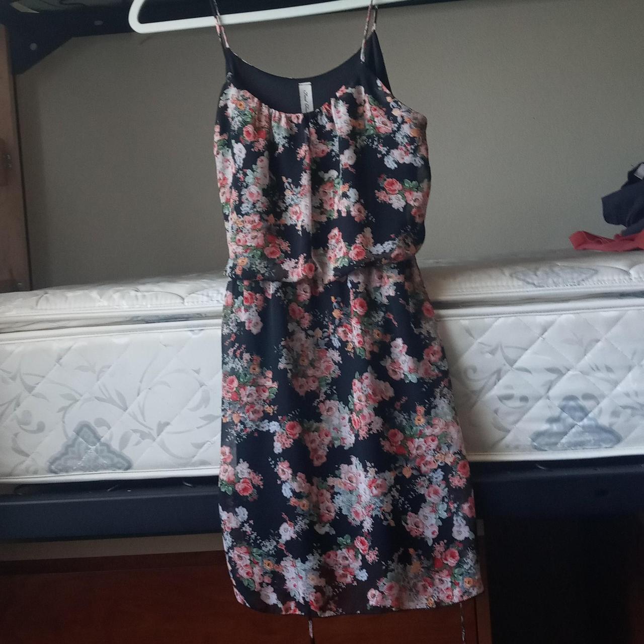 XS-S Final Touch semiformal floral dress, low cut,... - Depop