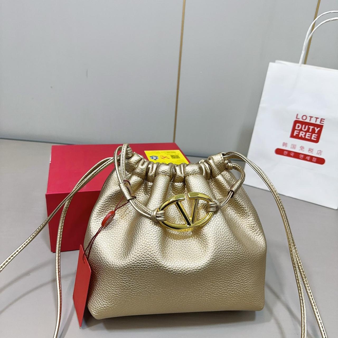 Valentino puff bag All-in-one classic Delicate | Depop