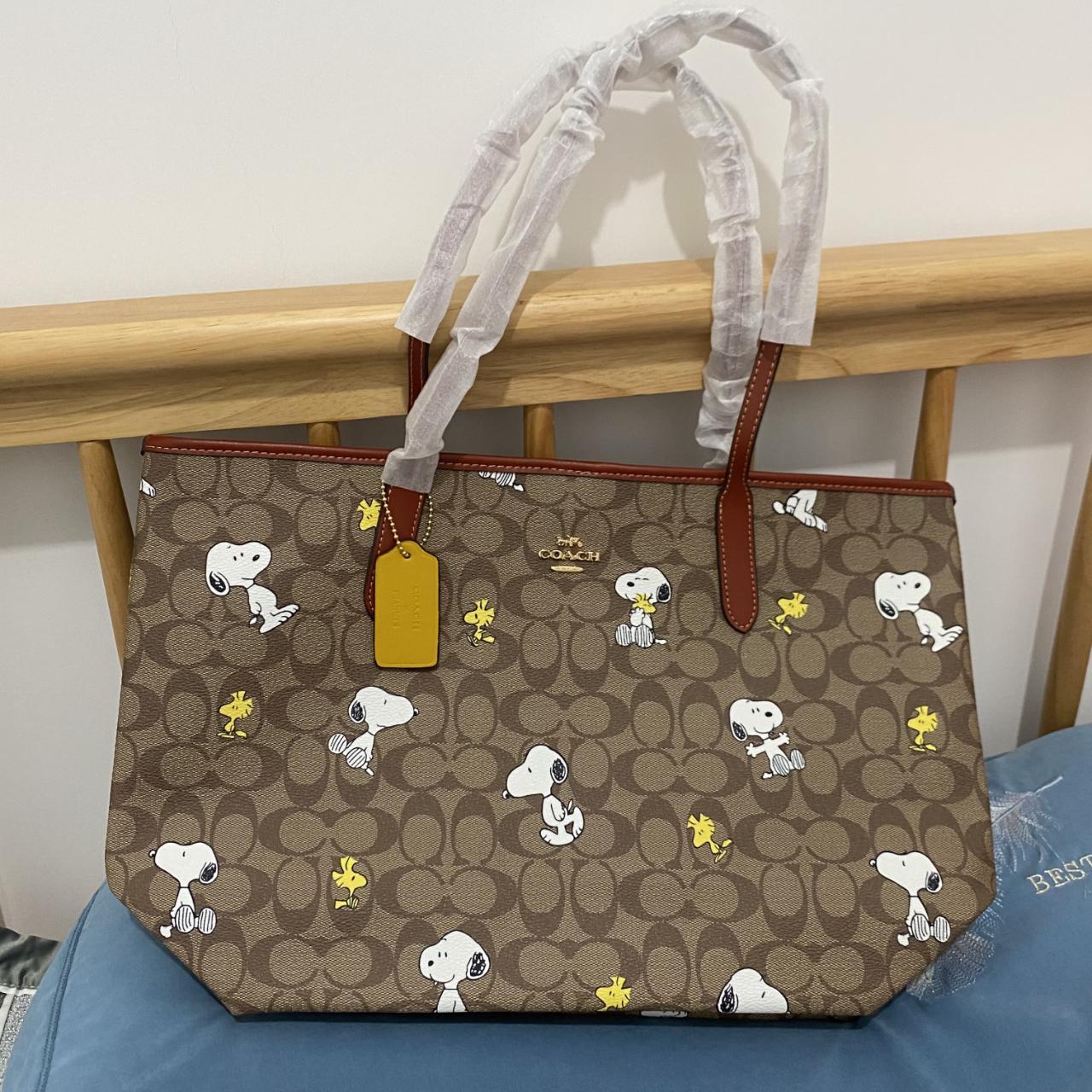 Coach X Peanuts store City Tote In Signature Canvas With Snoopy Woodstock Print