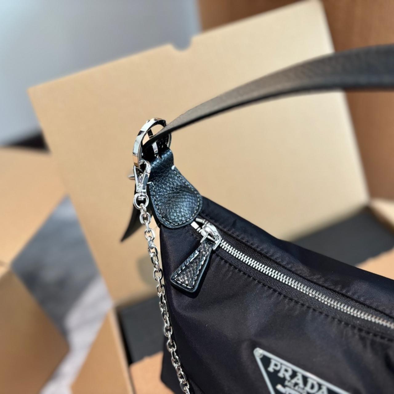 バッグ PRADA 1990s llic shoulder bag 90s Prada Bag - Etsy
