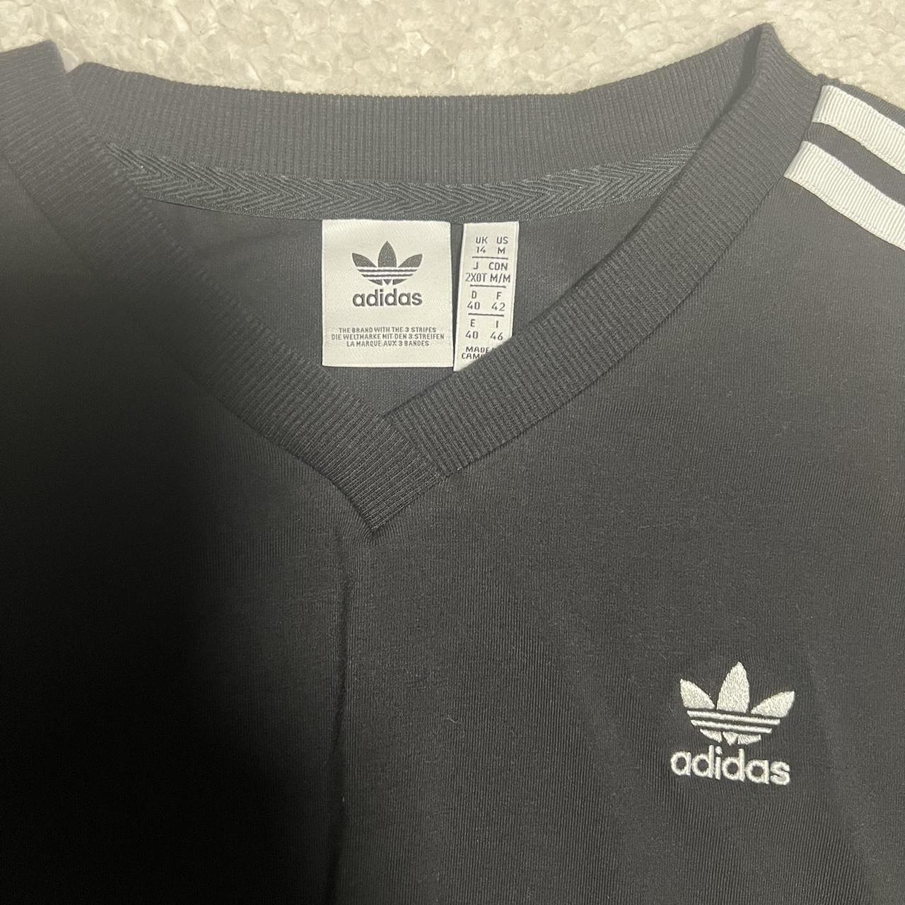 【ADIDAS ORIGINALS】★VNECK CROPPED TSHIRT★正規品★ adidas Originals Black Cropped V-Neck T-Shirt | Urban