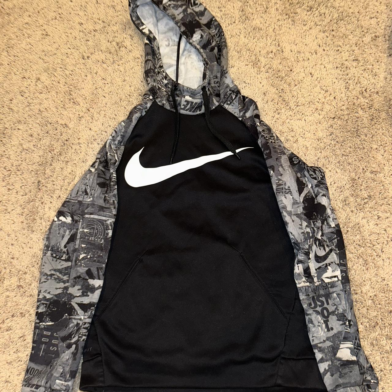 Nike Pullover hoodie with hidden pocket great