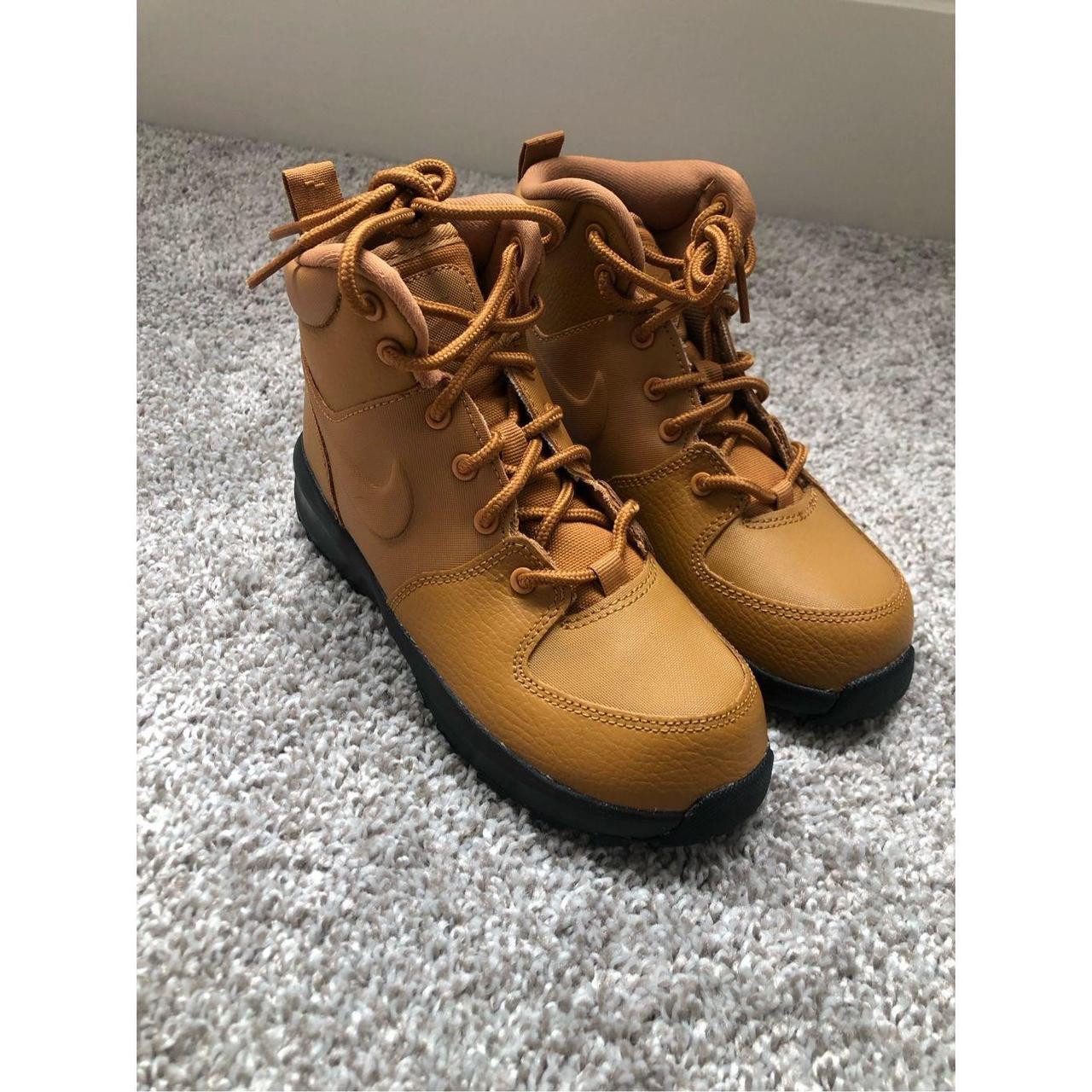 Nike Manoa LTR Wheat Youth Size 13 color wheat