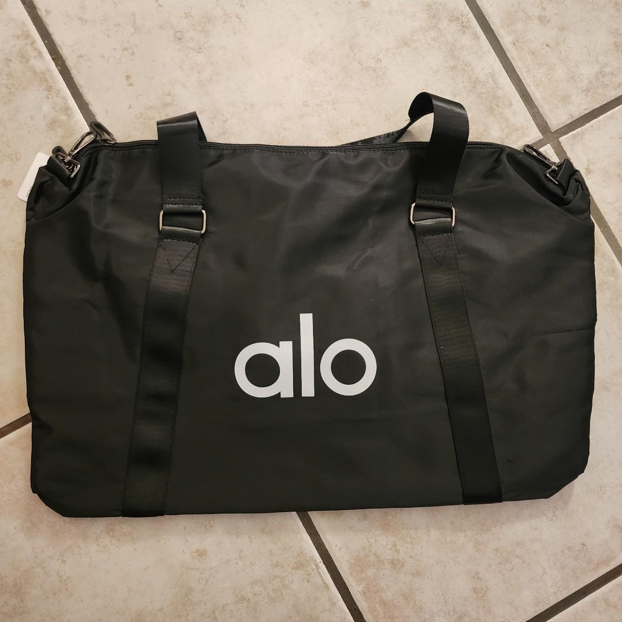 Alo Yoga fitness large pocket bag Measures: 18