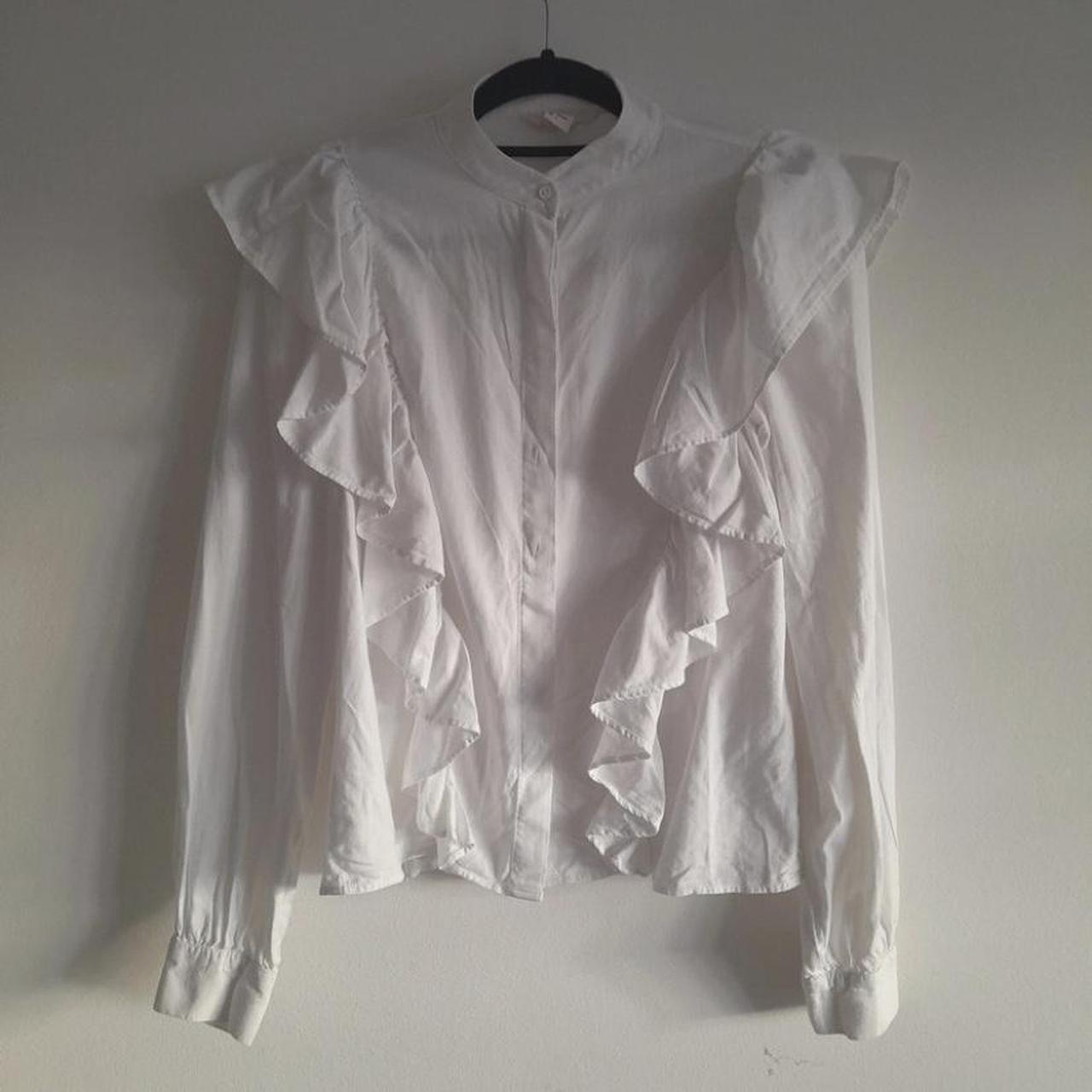 H&M ruffle blouse shirt Best fits a size 6 as it is... | Depop