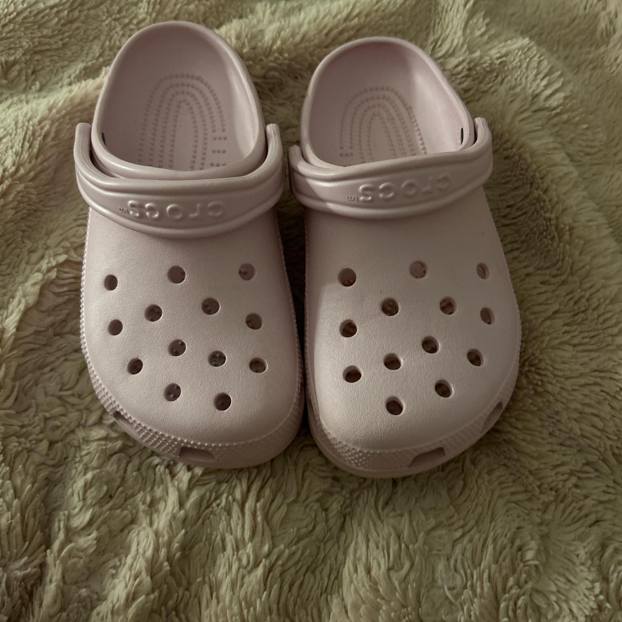 posty co crocs black and pink
