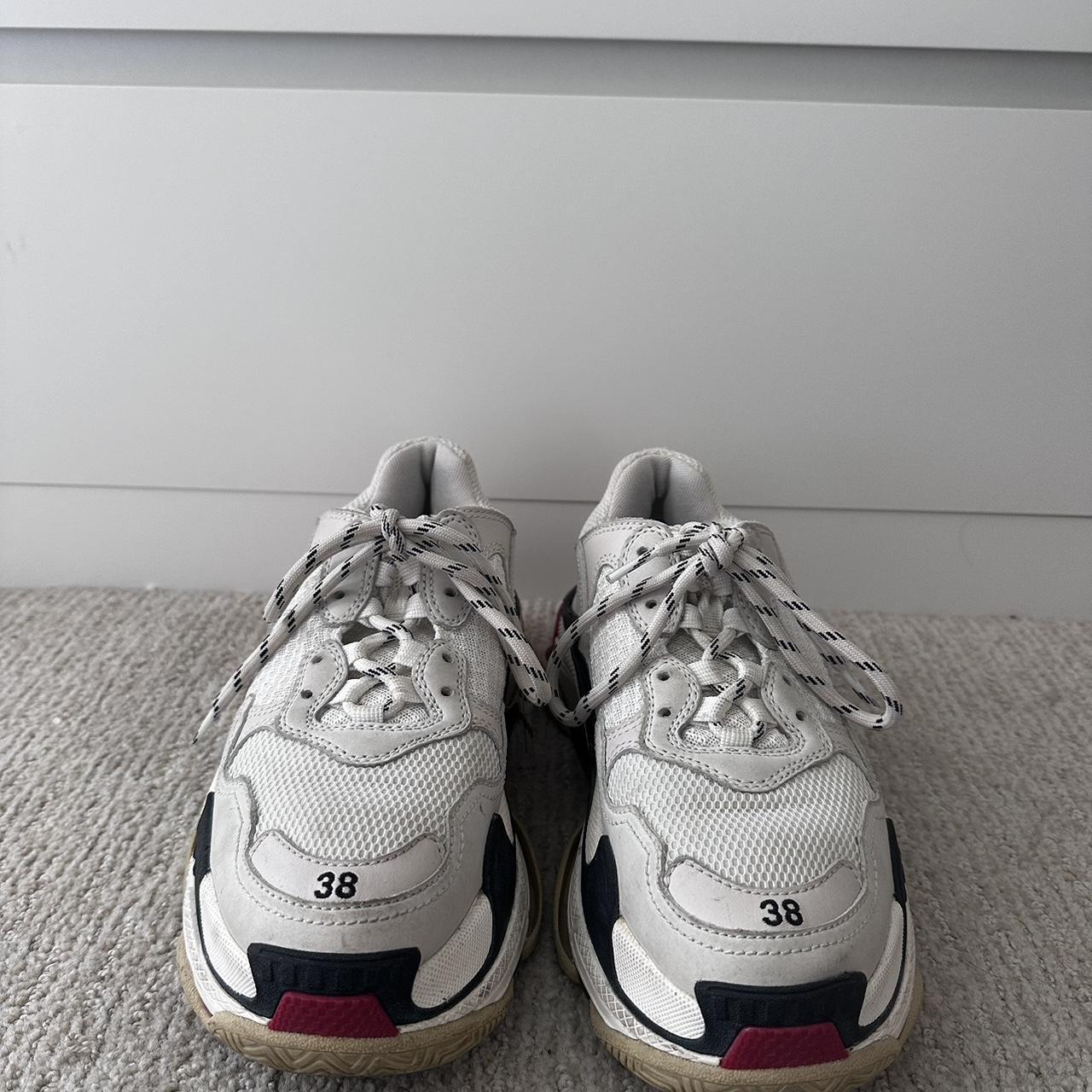 Size 38 Balenciaga sneakers They are a bit worn but