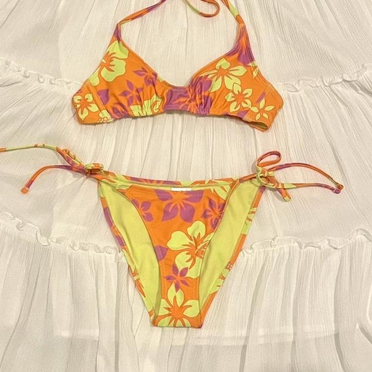 Tropical bikkini top and bottoms size - xs - Depop