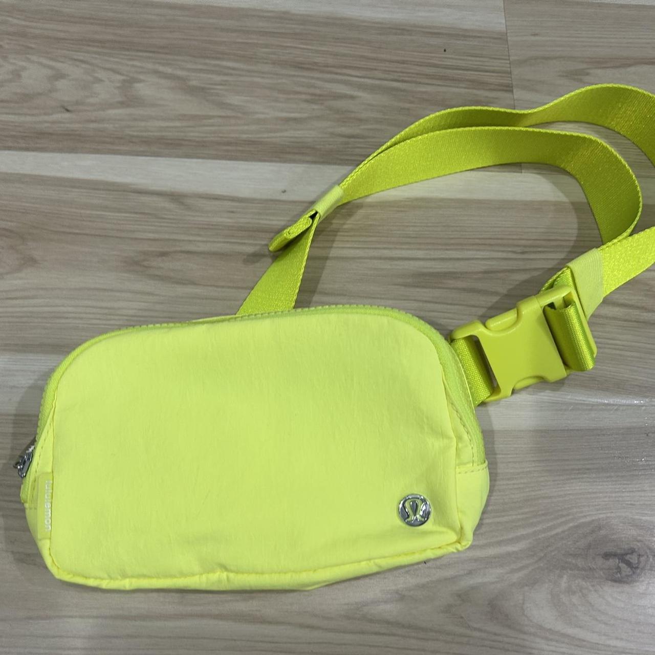 Lululemon Everywhere lime store green 1L Belt Bag Like New