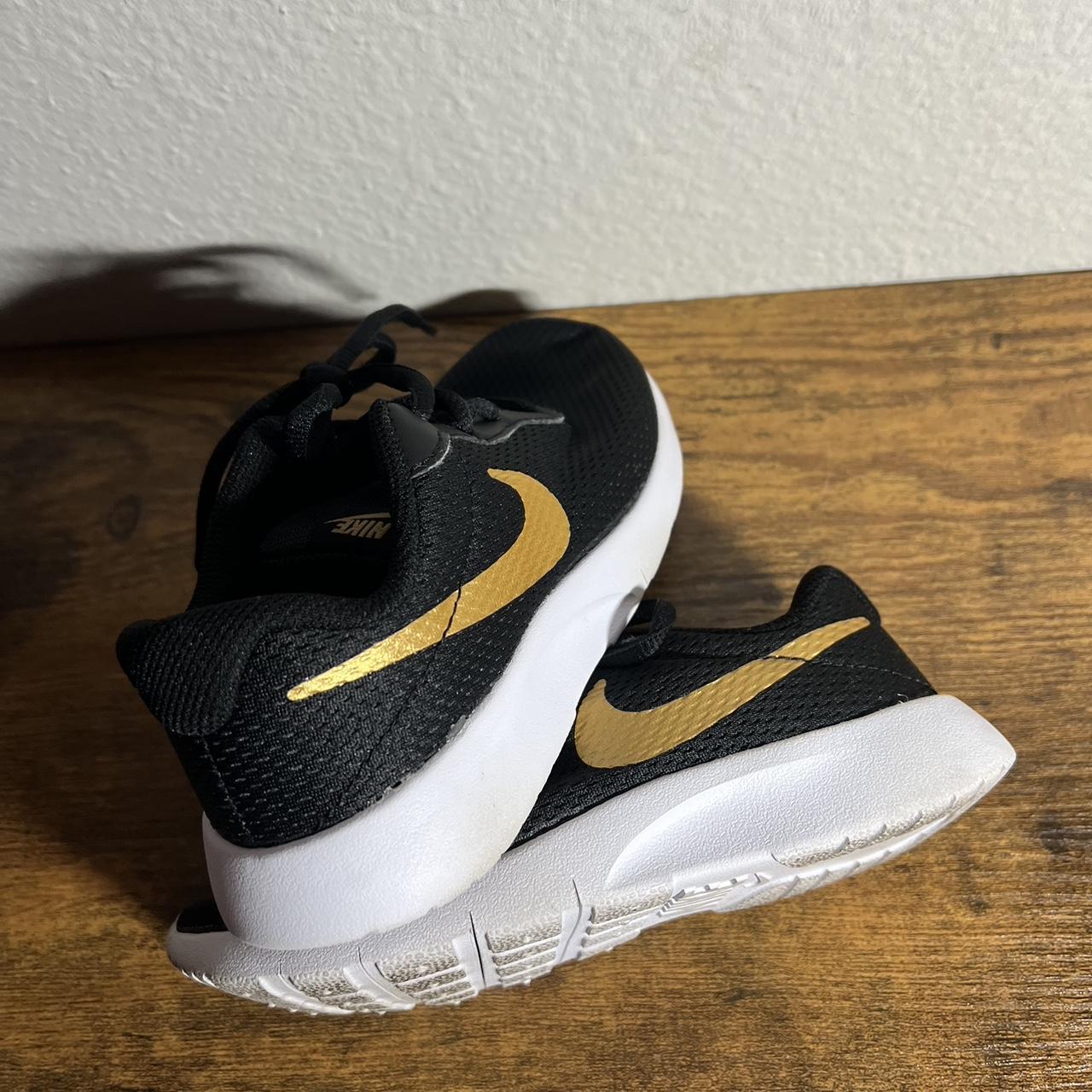 Black and gold nike tanjun best sale